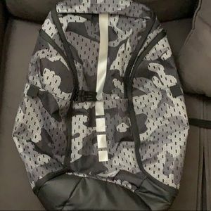 NIKE ELITE BAG GRAY AND BLACK
